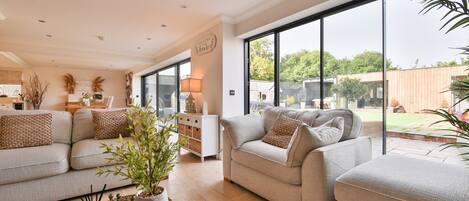 House (Modern 5-Bed Retreat with Parking) | Living room | TV