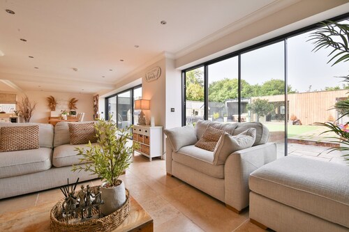 Modern 5-bed Retreat With Parking