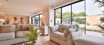 Modern 5-bed Retreat With Parking