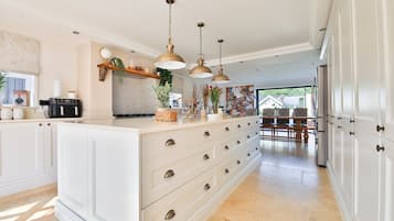 House (Modern 5-Bed Retreat with Parking) | Private kitchen