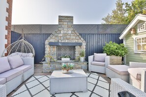 Exterior - Modern 5-bed Retreat With Parking (Swansea)