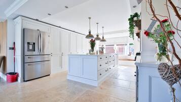 Ferienhaus (Modern 5-Bed Retreat with Parking) | Eigene Küche