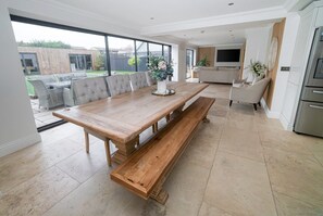 House (Modern 5-Bed Retreat with Parking) | Dining - Modern 5-bed Retreat With Parking (Swansea)