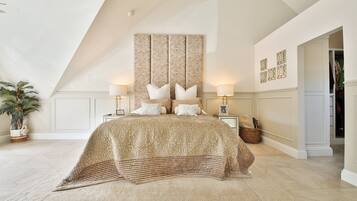 Ferienhaus (Modern 5-Bed Retreat with Parking)