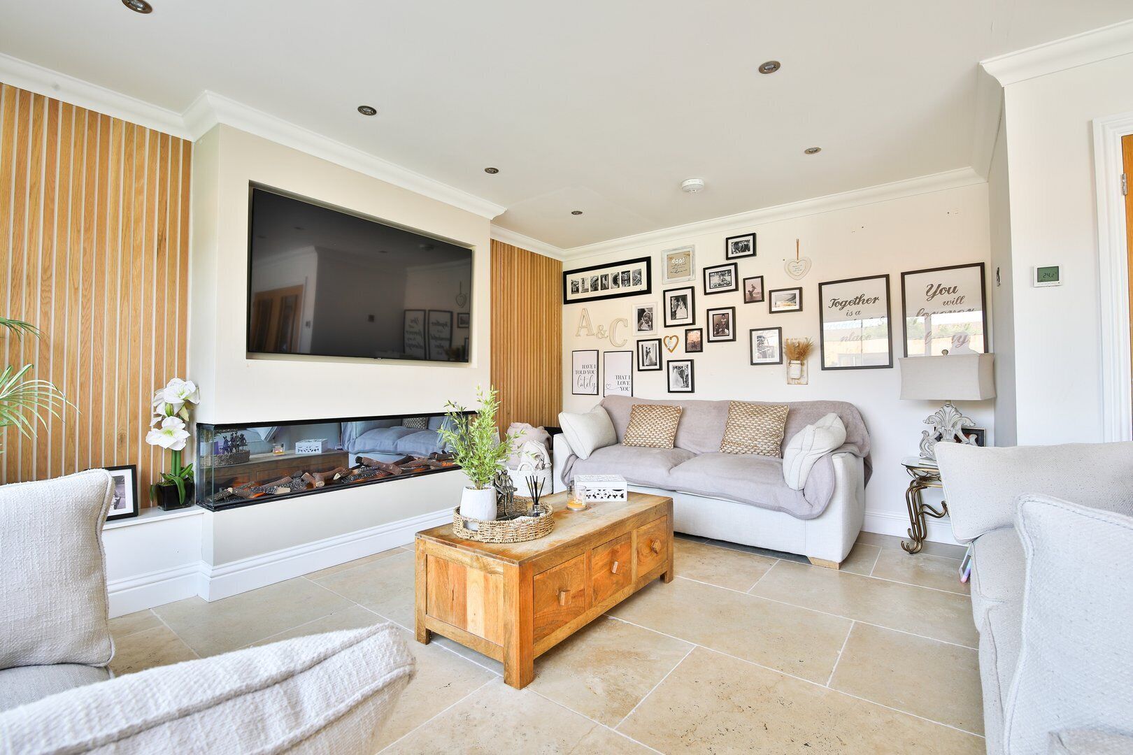 Hus (Modern 5-Bed Retreat with Parking) | Vardagsrum | Tv