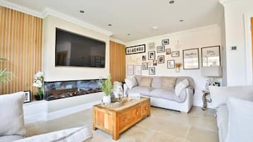 Casa (Modern 5-Bed Retreat with Parking) | Sala de estar | TV