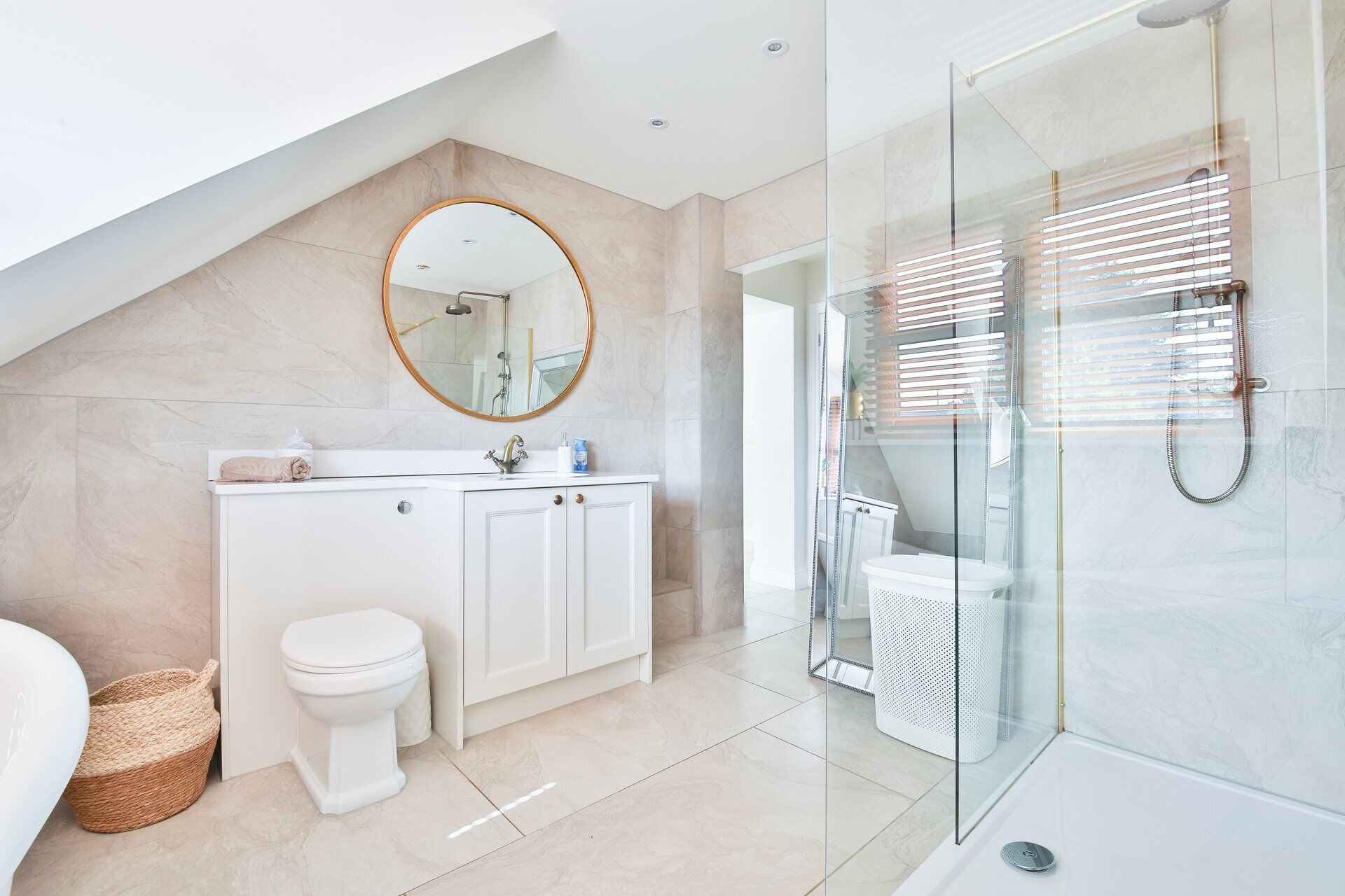 Ferienhaus (Modern 5-Bed Retreat with Parking) | Badezimmer