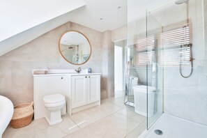 House (Modern 5-Bed Retreat with Parking) | Bathroom - Modern 5-bed Retreat With Parking (Swansea)
