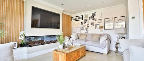 House (Modern 5-Bed Retreat with Parking) | Living room