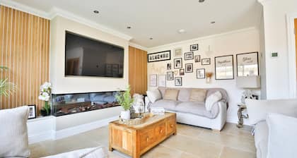 Modern 5-bed Retreat With Parking