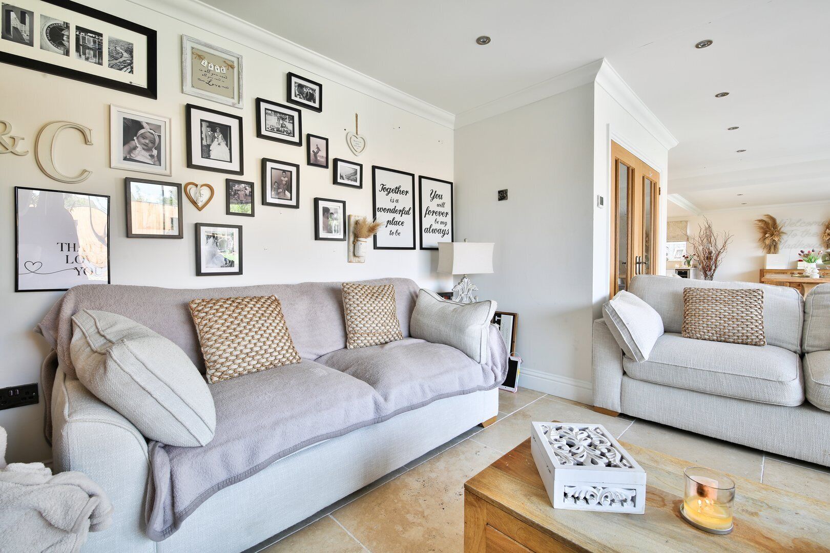 Ferienhaus (Modern 5-Bed Retreat with Parking) | Wohnzimmer