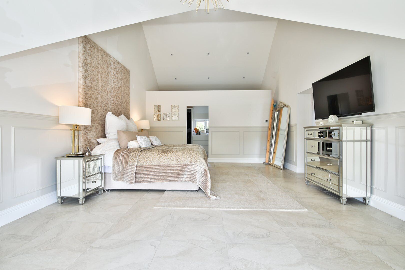 House (Modern 5-Bed Retreat with Parking) | 6 bedrooms, free WiFi