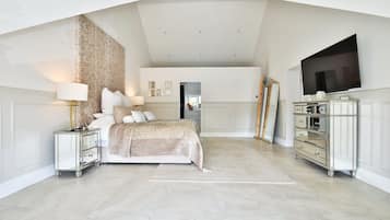 House (Modern 5-Bed Retreat with Parking) | 6 bedrooms, free WiFi