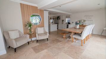 Hus (Modern 5-Bed Retreat with Parking) | Vardagsrum