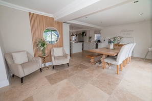 Hus (Modern 5-Bed Retreat with Parking) | Vardagsrum