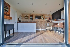 Hus (Modern 5-Bed Retreat with Parking) | Vardagsrum