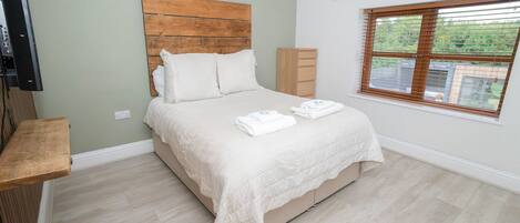 House (Modern 5-Bed Retreat with Parking) | 6 bedrooms, free WiFi