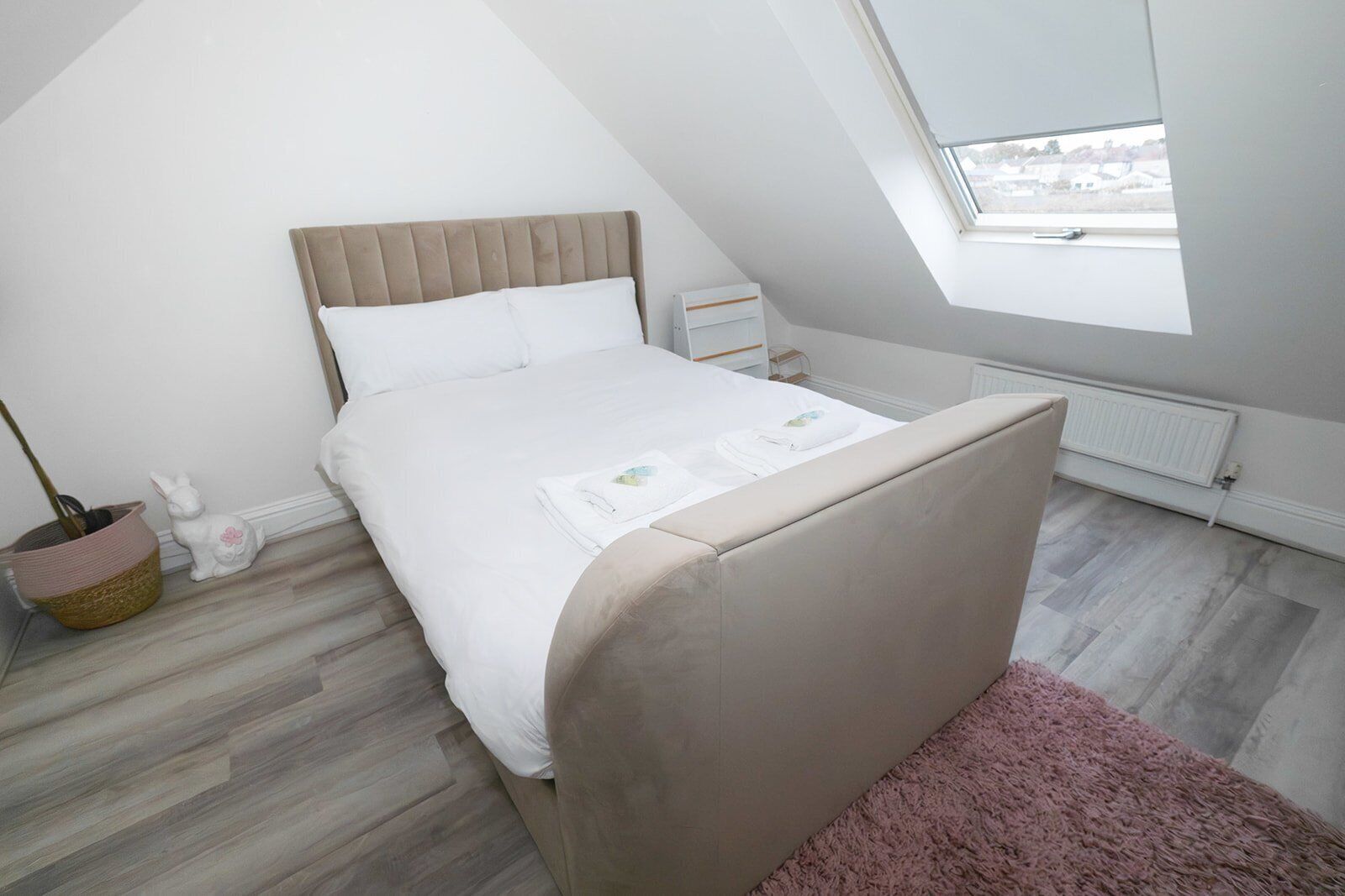 Hus (Modern 5-Bed Retreat with Parking) | 6 sovrum och gratis wi-fi