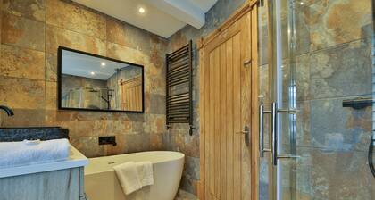 The Family Nest Swansea 4 Bedroom Retreat
