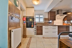 Huis (The Family Nest – Swansea 4 Bedroom) | Privékeuken | Kookgerei, borden en bestek