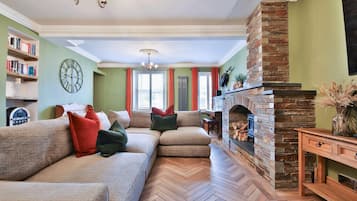 Casa (The Family Nest – Swansea 4 Bedroom) | Soggiorno | TV