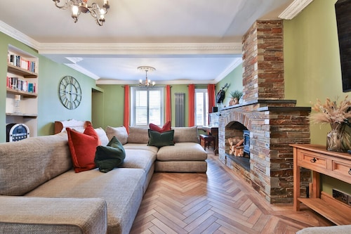 The Family Nest Swansea 4 Bedroom Retreat
