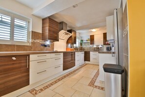 House (The Family Nest – Swansea 4 Bedroom) | Private kitchen | Cookware/dishes/utensils - The Family Nest Swansea 4 Bedroom Retreat (Swansea)