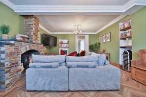 Casa (The Family Nest – Swansea 4 Bedroom) | Sala d'estar | Televisor