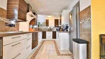 獨棟房屋 (The Family Nest – Swansea 4 Bedroom) | 私人廚房 | 鍋具/餐盤/廚房用品