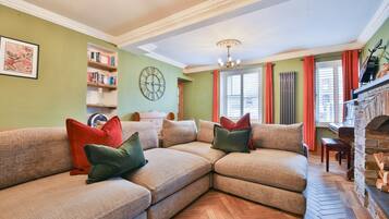 Nhà (The Family Nest – Swansea 4 Bedroom) | Phòng khách