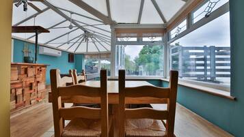 House (The Family Nest – Swansea 4 Bedroom) | Dining