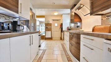 Casa (The Family Nest – Swansea 4 Bedroom) | Cocina privada | Utensilios de cocina