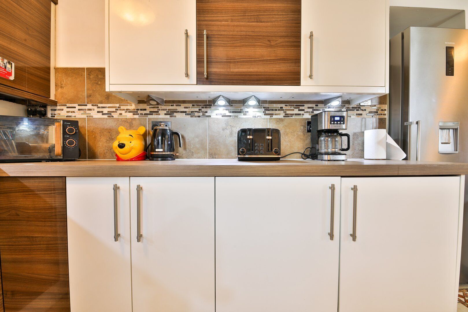 Maison (The Family Nest – Swansea 4 Bedroom) | Cuisine privée | Batterie de cuisine, vaisselle et ustensiles