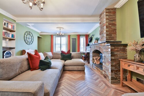 The Family Nest Swansea 4 Bedroom Retreat