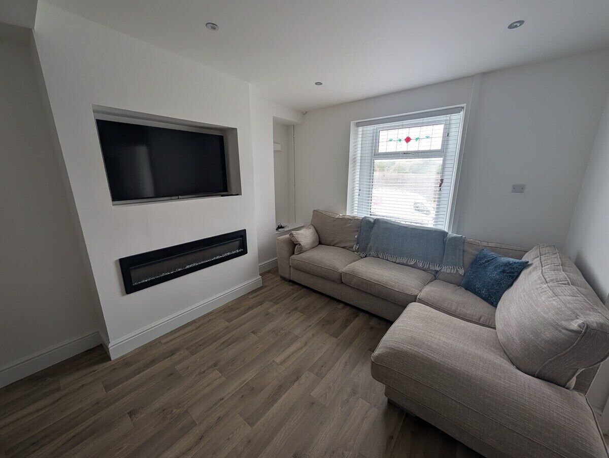 House (Spacious 3BR Swansea House near City ) | Living room