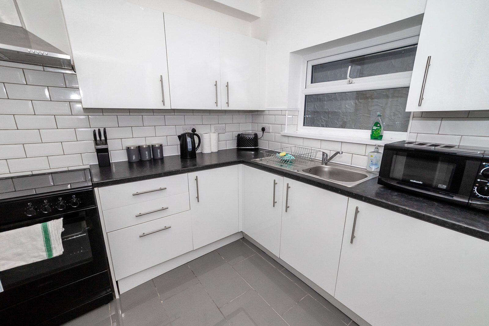 House (Spacious 3BR Swansea House near City ) | Private kitchen