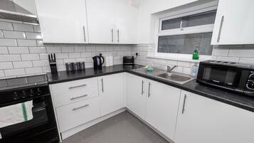 House (Spacious 3BR Swansea House near City ) | Private kitchen