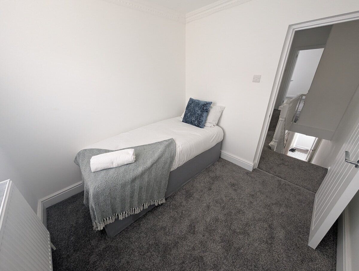 House (Spacious 3BR Swansea House near City )