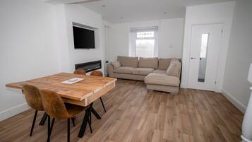 House (Spacious 3BR Swansea House near City ) | Dining