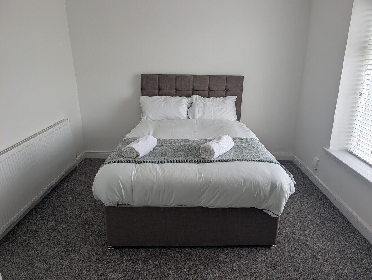 House (Spacious 3BR Swansea House near City )