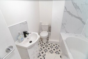 Huis (Spacious 3BR Swansea House near City ) | Badkamer