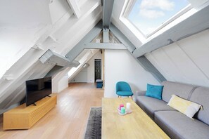 Smart TV, offices - Bright 4P studio in the heart of Paris: Marais/Rivoli (Paris)