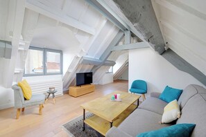 Smart TV, offices - Bright 4P studio in the heart of Paris: Marais/Rivoli (Paris)