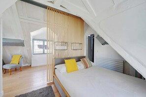 Een bureau, een strijkplank/strijkijzer, internet, beddengoed