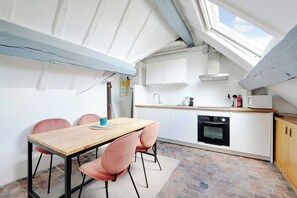 Fridge, microwave, oven, stovetop - Bright 4P studio in the heart of Paris: Marais/Rivoli (Paris)