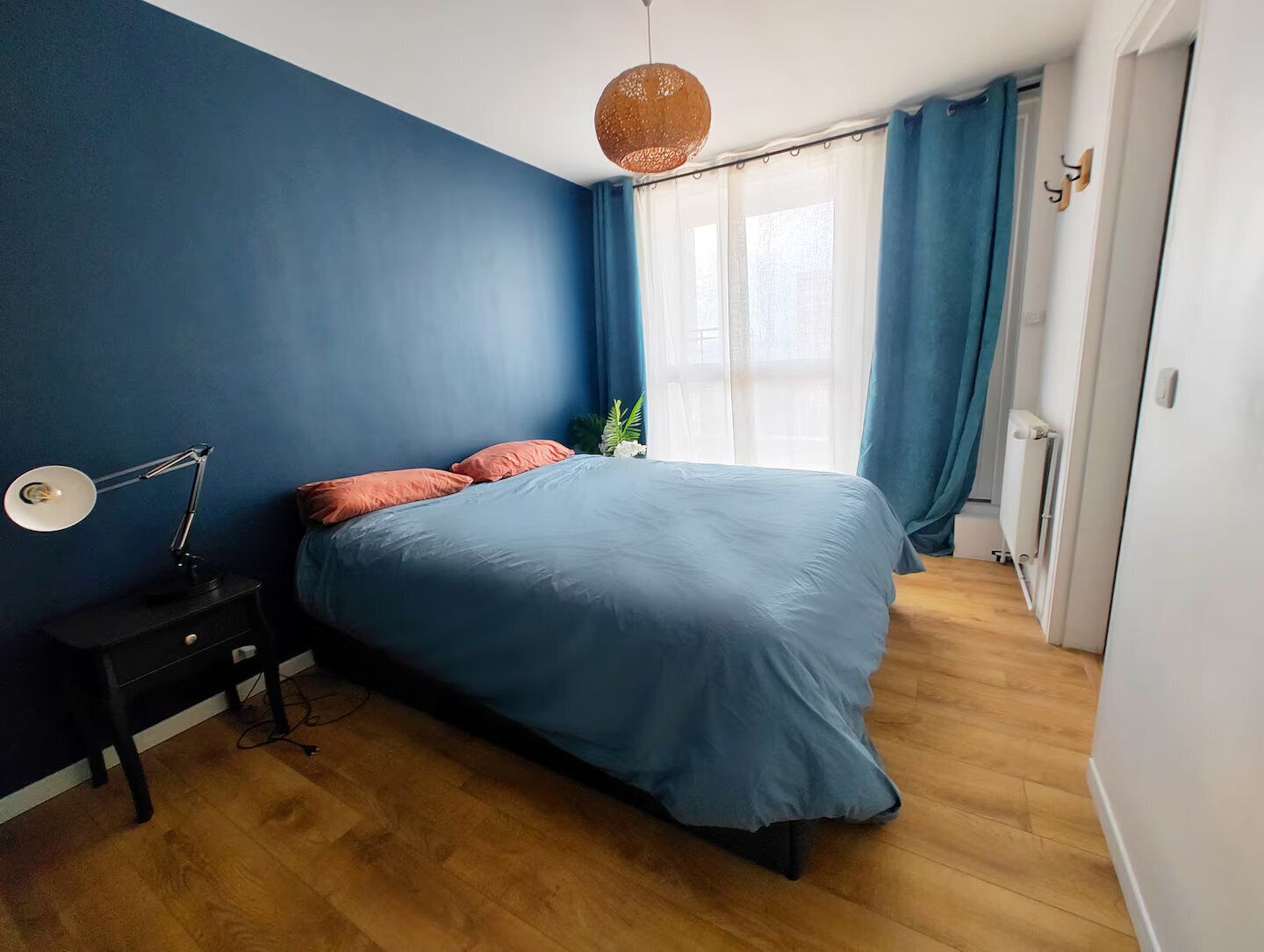 1 slaapkamer, een strijkplank/strijkijzer, internet, beddengoed