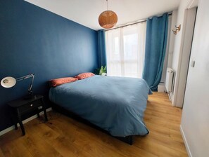 1 غرفة نوم ومكواة/لوح كي وخدمة الإنترنت وملاءات أسرّة