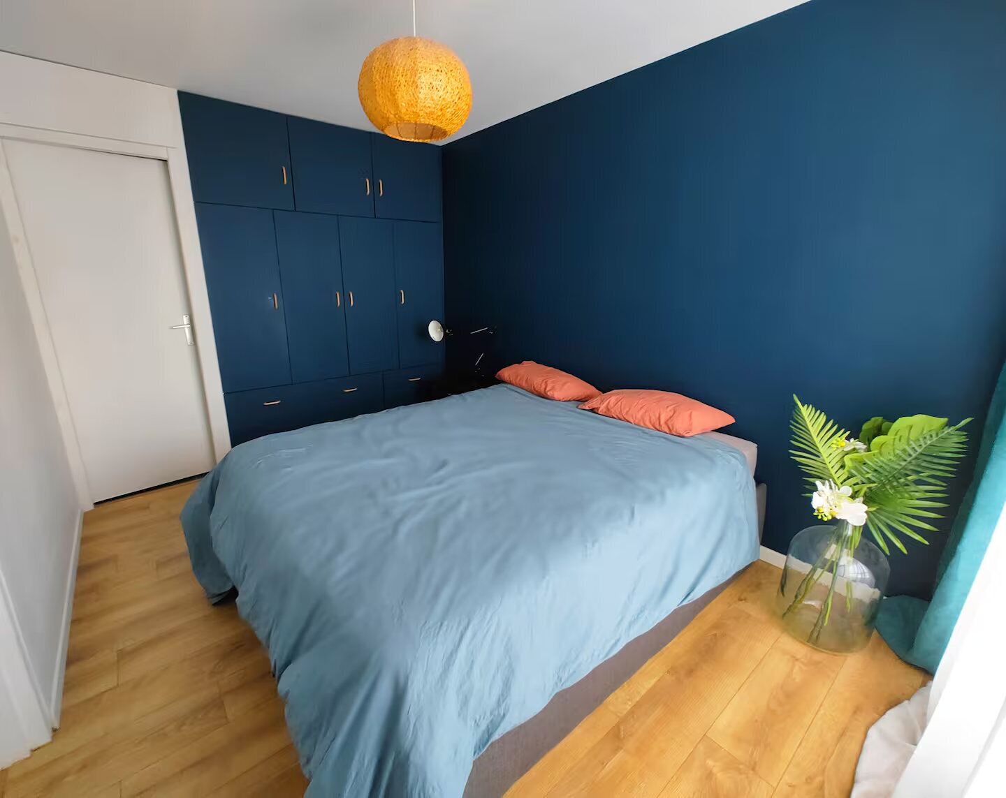 1 habitación, tabla de planchar con plancha, internet y ropa de cama 