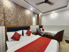 Habitación triple Deluxe | Ropa de cama hipoalergénica y escritorio