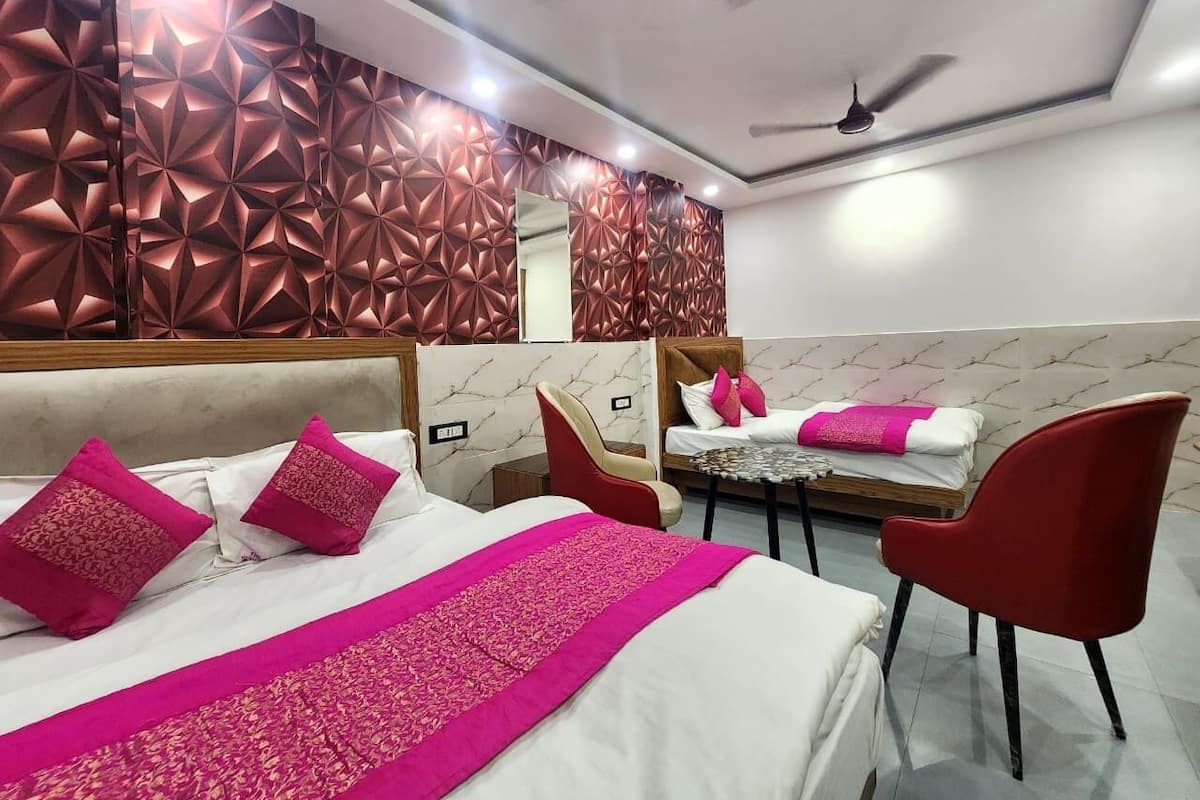 Deluxe Triple Room | Desk, laptop workspace, free WiFi